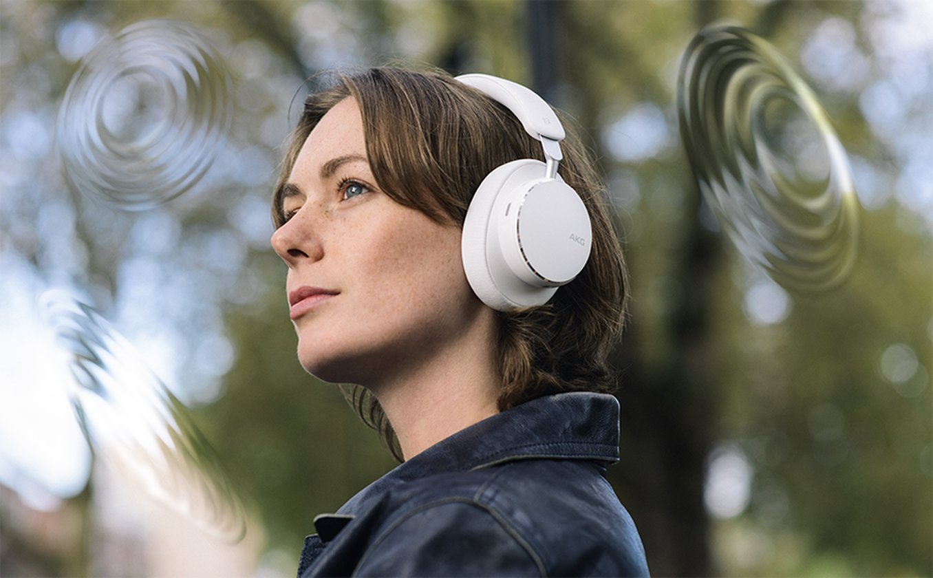 AKG_N9_White_Lifestyle_Image_Sound.png?sw=1356&sh=840