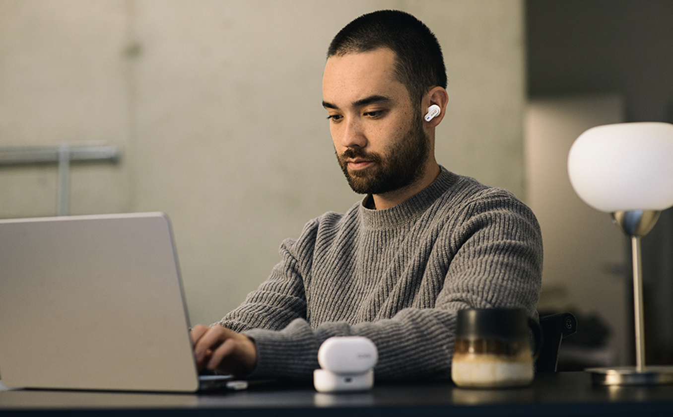 AKG_N5_White_Lifestyle_Image_Connect.png?sw=1356&sh=840